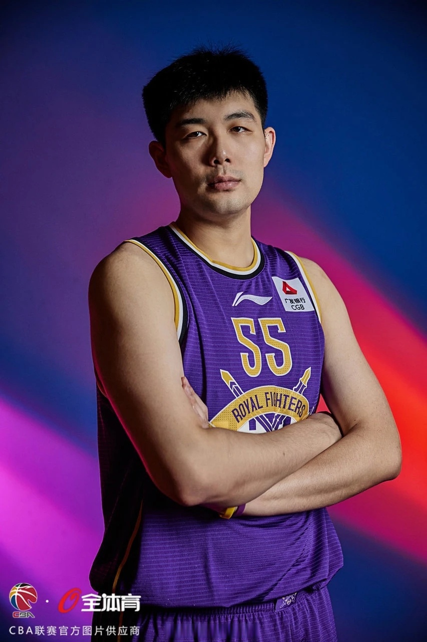 犹他爵士训练开放日，训练课后再遭质疑引观众欢呼，CBA常规赛在即，年轻球员获得机会的简单介绍