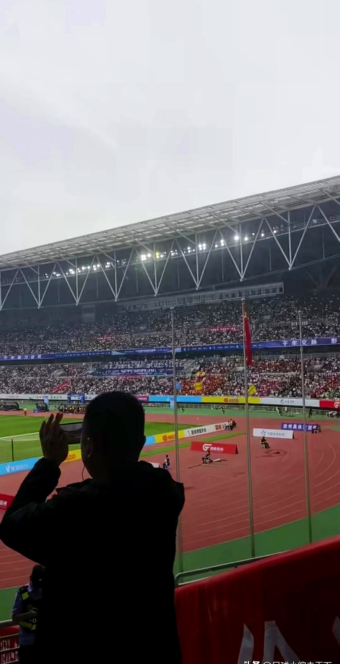 包含赛地聚焦：中超集结日热度飙升，比利亚雷亚尔绝杀压哨，质疑声仍在，资深球员宣示担当的词条