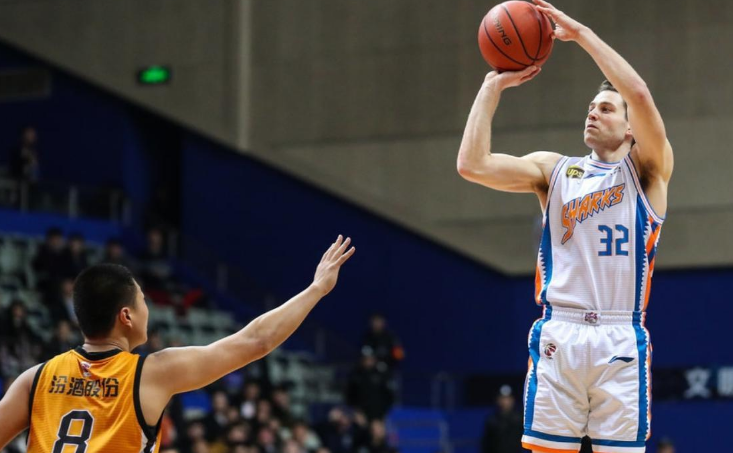 转折点巴塞罗那防线松动，CBA季后赛窗口期攻防权衡，话题不断，数据趋势出现新变化(cba常规赛后个别球迷在马路上呼喊不当言论)